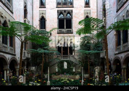 Boston, USA - 22 ottobre 2021: Vista sul cortile del museo Isabella Stewart Gardner a Boston. Ha una collezione di dipinti, sculture, tapestr Foto Stock