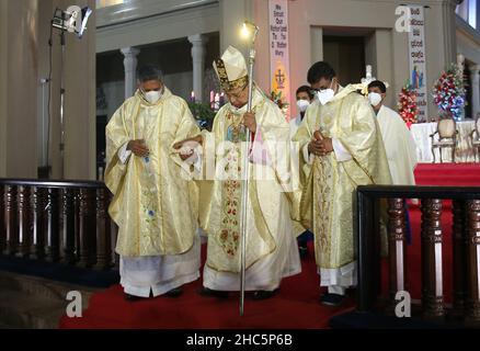 Ragama, Sri Lanka. 25th Dic 2021. L'Arcivescovo di Colombo Malcolm Ranjith diretto da Midnight Mass Service presso la Chiesa della Basilica di Tewatta, Ragama, Sri Lanka il 25 dicembre 2021 (Credit Image: © Pradeep Dambarage/ZUMA Press Wire) Credit: ZUMA Press, Inc./Alamy Live News Foto Stock