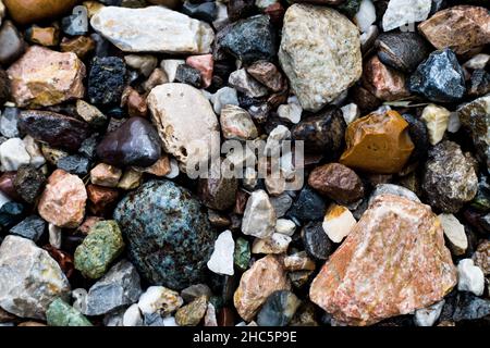 Primo piano delle piccole pietre sulla spiaggia Foto Stock