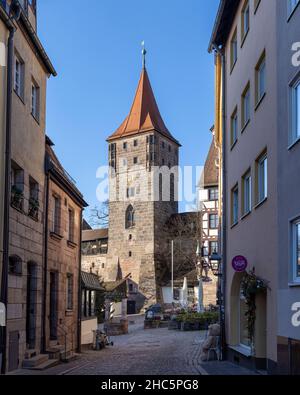 La città di Norimberga in Germania è un mix di architettura storica e moderna. Molti edifici furono bombardati durante la seconda Guerra Mondiale e quelli nuovi furono costruiti dopo la guerra. Foto Stock