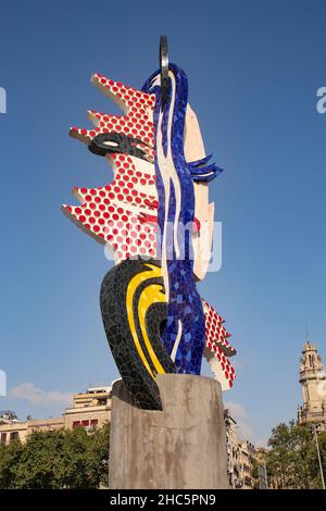 El Cap de Barcelona o il Capo di Barcellona. Scultura surrealista che rappresenta un volto dai colori vivaci. Di Roy Lichtenstein, artista pop americano. Foto Stock