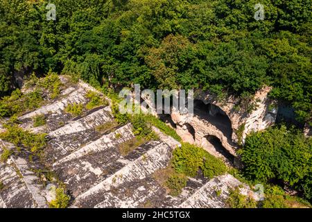 Vista aerea sullo storico castello in rovina e sul forte di guerra. Foto Stock