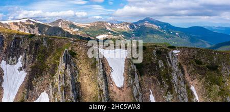 Montagne possenti in Ucraina. Estate Chornohora montagna cresta Foto Stock