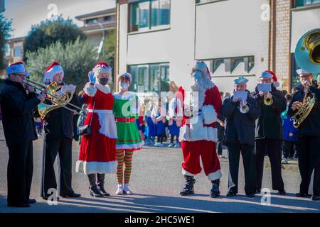 Napoli, Italia. 17th Dic 2021. Babbo Natale, Claus e Jingle the Elf, assegnati ai comandi a bordo di Naval Support Activity (NSA) Napoli, visita l'Istituto militare Statale 'Filippo Santagata' di Gricignano d'Aversa con la U.S. Naval Forces Europe-Africa Brass Quintet Band durante un evento di relazioni comunitarie a tema natalizio, 17 dicembre 2021. NSA Napoli è una base operativa a terra che consente alle forze degli Stati Uniti, alleate e partner nazionali di essere dove sono necessarie, quando sono necessarie per garantire sicurezza e stabilità in Europa, Africa e Sud-Ovest asiatico. (Credit Image: © U.S. Navy/ZUMA Foto Stock