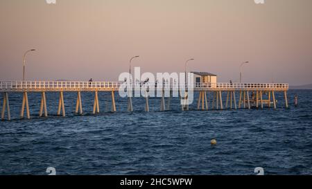 Pesca al tramonto al molo di Tanker in Esperance Australia Occidentale Foto Stock