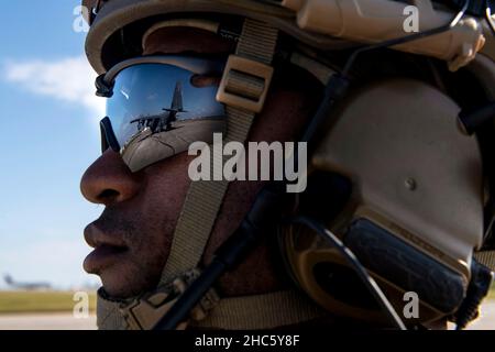 Base aerea di Kadena, Okinawa, Giappone. 11th Dic 2021. Un operatore del punto di rifornimento dell'area in avanti assegnato allo Squadron di preparazione logistica 18th attende gli aerei in arrivo per una missione di rifornimento a sostegno dell'operazione Iron Dagger alla base aerea di Kadena, Giappone, 13 dicembre 2021. Gli Airmen FARP sono addestrati a rifornire gli aerei in luoghi austeri quando non è possibile il rifornimento aria-aria o le stazioni di rifornimento sono inaccessibili. Credit: U.S. Air Force/ZUMA Press Wire Service/ZUMAPRESS.com/Alamy Live News Foto Stock