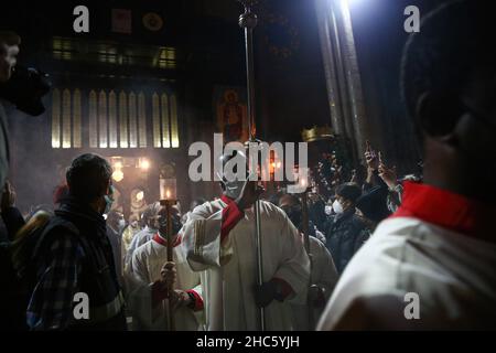 Istanbul, Turchia. 24th Dic 2021. Il sacerdote entra nella Chiesa di Sant'Antuano per partecipare alla Messa della vigilia di Natale. La Santa Messa della vigilia di Natale si è tenuta nella Chiesa di Sant'Antuano nel quartiere Beyoglu di Istanbul. Coloro che hanno partecipato alla messa hanno letto i capitoli della Bibbia e le candele di luce e pregato. Credit: SOPA Images Limited/Alamy Live News Foto Stock