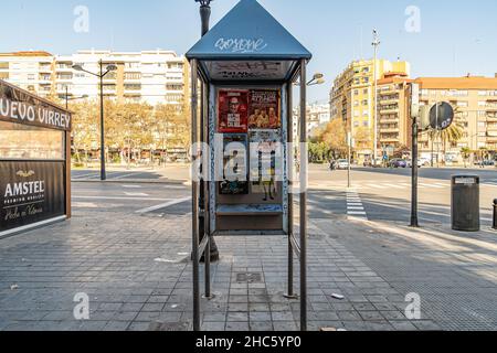 Valencia, Spagna. 15th Dic 2021. Una cabina telefonica vista nelle strade di Valencia. Secondo la nuova legge generale sulle telecomunicazioni (LGT), le cabine telefoniche scompariranno nel 2022. L'aspetto del telefono cellulare è stata la causa principale del disuso di queste cabine. Credit: SOPA Images Limited/Alamy Live News Foto Stock