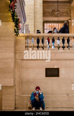 New York, Stati Uniti. 22nd Dic 2021. Un turista che indossa una maschera per il viso visto alla Grand Central Station durante il covid-19 pandemic Omicron onda. (Credit Image: © Shawn Goldberg/SOPA Images via ZUMA Press Wire) Foto Stock