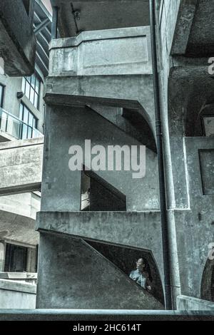 Una donna sta guardando in su mentre si alza sulla torre della scala, 1933, macello, Shanghai, cina Foto Stock
