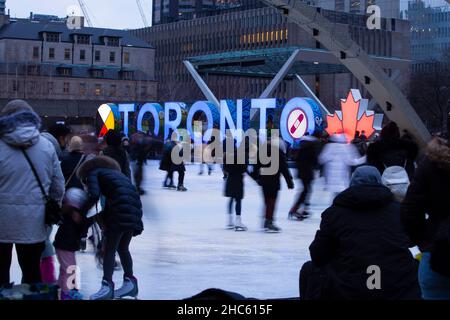 Toronto, 24 dicembre 2021 - la vigilia di Natale, la gente pattina sul ghiaccio a Nathan Square Phillips Foto Stock