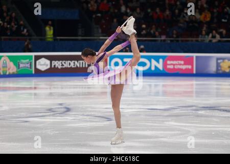 San Pietroburgo, Russia. 24th Dic 2021. Kamila Valieva di Russia compete durante il programma corto delle donne il giorno due dei cittadini russi di Rostelecom 2022 di Pattinaggio di figura al Palazzo dello Sport di Yubileyny a San Pietroburgo. Punteggio finale: 90,38 Credit: SOPA Images Limited/Alamy Live News Foto Stock