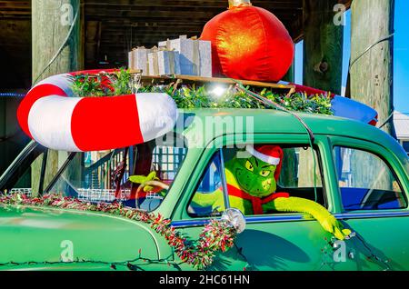 Una casa sulla spiaggia presenta decorazioni natalizie a tema Grinch, 24 dicembre 2021, a Dauphin Island, Alabama. Foto Stock