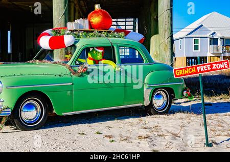 Una casa sulla spiaggia presenta decorazioni natalizie a tema Grinch, 24 dicembre 2021, a Dauphin Island, Alabama. Foto Stock