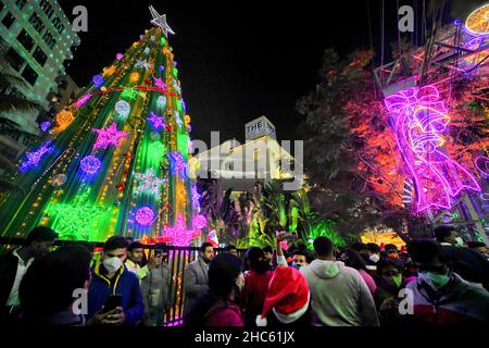 Kolkata, India. 24th Dic 2021. Un albero di Natale vicino all'area di Park Street visto decorato con luci luminose e colorate durante la vigilia di Natale. Credit: SOPA Images Limited/Alamy Live News Foto Stock