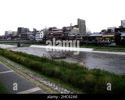 Ammira il paesaggio urbano e la vita lifestyle i giapponesi riposano rilassandosi con antichi edifici retrò città lungo il fiume Kamo sera a Ky Foto Stock