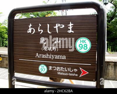 Il cartello informativo per i passeggeri giapponesi e stranieri utilizza la ferrovia di viaggio di servizio nella stazione ferroviaria di Arashiyama a Nishikyo urba Foto Stock