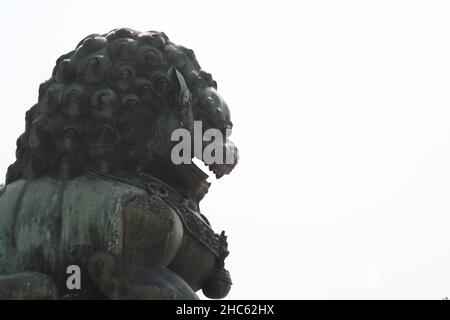 Primo piano del leone di bronzo nella Città Proibita di Pechino, Cina Foto Stock