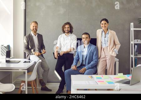 Ritratto di gruppo di successo fiduciosi e allegri colleghi aziendali in ufficio. Foto Stock