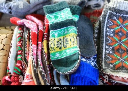 Vista di mittens di lana fatti a mano sul mercato all'aperto Foto Stock