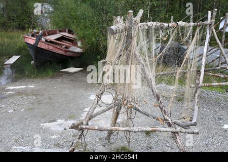 Vecchie reti da pesca appese a cavalletto in legno, Karelia Foto Stock