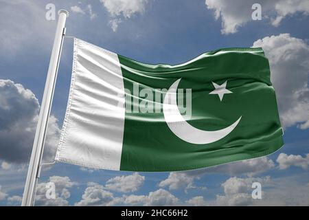 La bandiera del Pakistan sul cielo blu Foto Stock