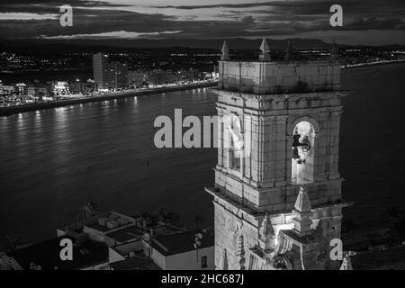 Foto in scala di grigi della campana della Torre dalla vecchia chiesa di Peniscola, la "Città sul mare". Foto Stock