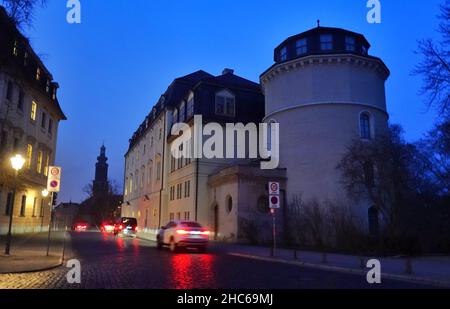 Weimar, Germania. 20th Dic 2021. La Duchessa Anna Amalia Library (r) in via Ackerwand resp. Il parco all'ILM. Sullo sfondo si può vedere la torre del castello cittadino, sulla sinistra la casa di Frau von Stein. Credit: Soeren Stache/dpa-Zentralbild/ZB/dpa/Alamy Live News Foto Stock