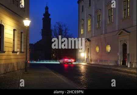 Weimar, Germania. 20th Dic 2021. La Duchessa Anna Amalia Library (r) in via Ackerwand resp. Il parco all'ILM. Sullo sfondo si può vedere la torre del castello cittadino, sulla sinistra la casa di Frau von Stein. Credit: Soeren Stache/dpa-Zentralbild/ZB/dpa/Alamy Live News Foto Stock