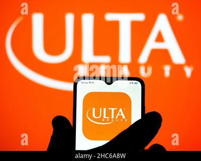 In questa foto è illustrato il logo Ulta Beauty, Inc. Visualizzato sullo sfondo di uno smartphone. Foto Stock