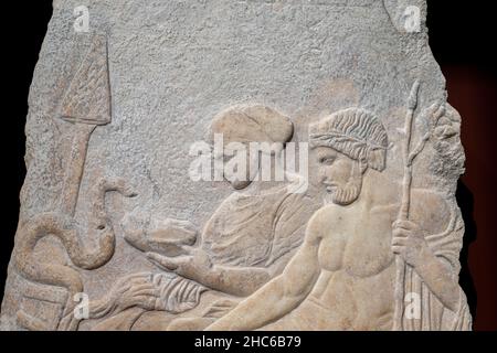 Sollievo funerario di marmo di Asklepios e sua figlia Hygieia che alimenta un serpente. Terme di Salonicco. 5th secolo a.C. Foto Stock