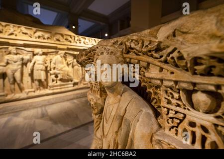 Vista ravvicinata di un sarcofago nel Museo Archeologico di Istanbul, Turchia. Foto Stock