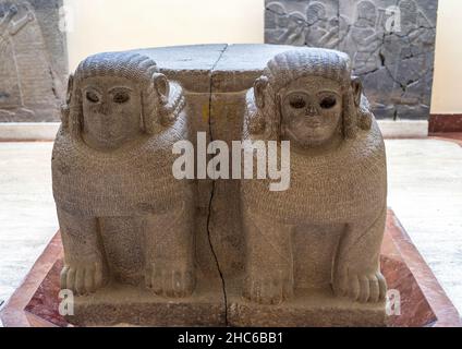 Base colonna con doppia sfinge dall'ingresso del Palazzo di Zincirli (Samal). 8th secolo a.C. Foto Stock