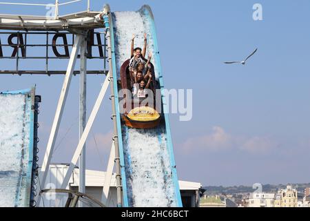 BRIGHTON, GRAN BRETAGNA - 16 SETTEMBRE 2014: I visitatori non identificati si divertono presso le attrazioni acquatiche del molo di Brighton. Foto Stock