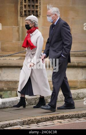 Il Duca e la Duchessa di Gloucester arrivano per partecipare al servizio della chiesa del giorno di Natale presso la Cappella di San Giorgio, il Castello di Windsor. Data foto: Sabato 25 dicembre 2021. Foto Stock