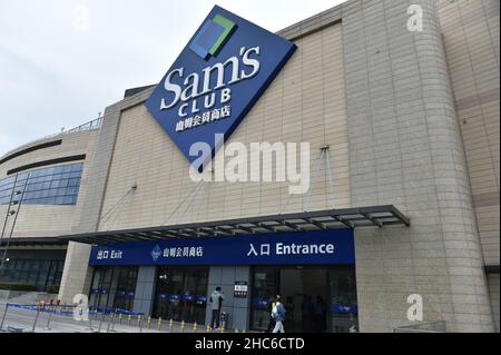 NANJING, CINA - 25 DICEMBRE 2021 - un negozio Sam's Club a Nanjing, provincia Jiangsu della Cina orientale, 25 dicembre 2021. Walmart, il rivenditore statunitense, e Sam's C. Foto Stock