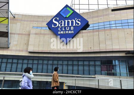 NANJING, CINA - 25 DICEMBRE 2021 - la gente passa davanti ad un negozio Sam's Club a Nanjing, provincia di Jiangsu della Cina orientale, 25 dicembre 2021. Walmart, il reta degli Stati Uniti Foto Stock