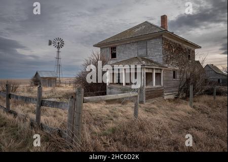 Casale abbandonato in alberta rurale Canada con cielo nuvoloso Foto Stock