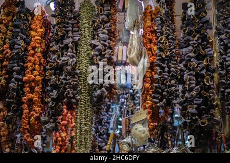 Vari frutta secca e verdure appesi in un mercato locale di Istanbul Foto Stock