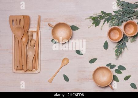 Pila di legno utensili da cucina fotografata da sopra Foto Stock