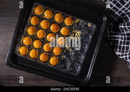 La torta di Nastar (che contiene solitamente la marmellata di ananas) è disposta in modo ordinato Foto Stock