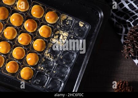 La torta di Nastar (che contiene solitamente la marmellata di ananas) è disposta in modo ordinato Foto Stock