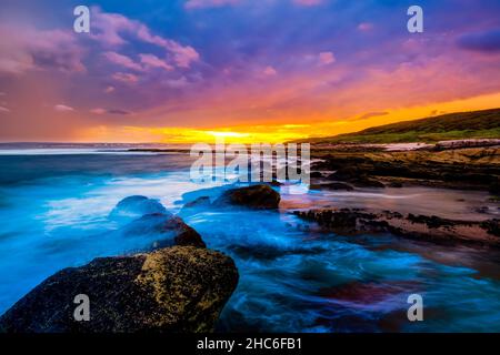 Formazione rocciosa lungo la costa del Pacifico nel Parco Nazionale di Kamay Botany Bay Foto Stock