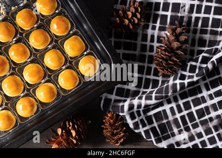 La torta di Nastar (che contiene solitamente la marmellata di ananas) è disposta in modo ordinato Foto Stock