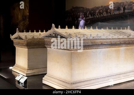 Vista dettagliata del sarcofago nel Museo Archeologico di Istanbul, Turchia. Foto Stock