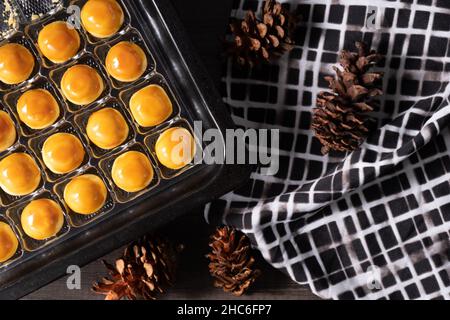 La torta di Nastar (che contiene solitamente la marmellata di ananas) è disposta in modo ordinato Foto Stock