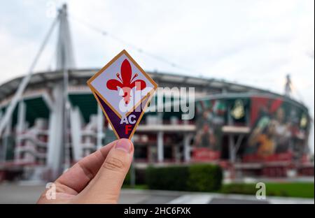 30 agosto 2021, Firenze, Italia. L'emblema della squadra di calcio ACF Fiorentina sullo sfondo dello stadio moderno. Foto Stock