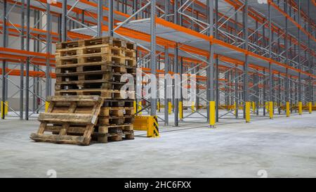 Pallet impilati vuoti nel magazzino logistico Foto Stock