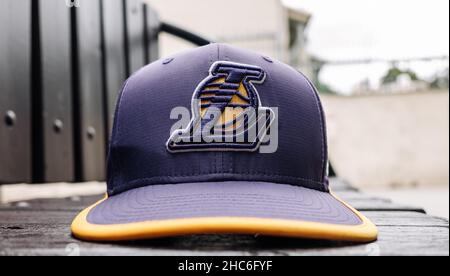 9 settembre 2021 Mosca, Russia. Berretto con logo della squadra di basket Los Angeles Lakers. Foto Stock