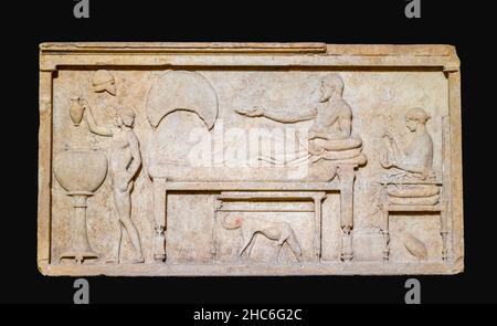 Stele funeraria in marmo con una scena banchetto da Thassos (greco). Foto Stock